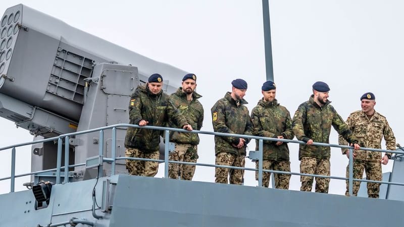 Die Besatzung der Fregatte "Hessen" beim Auslaufen aus dem Hafen: Die Crew steht vor einem "Härtetest", so der Kapitän.