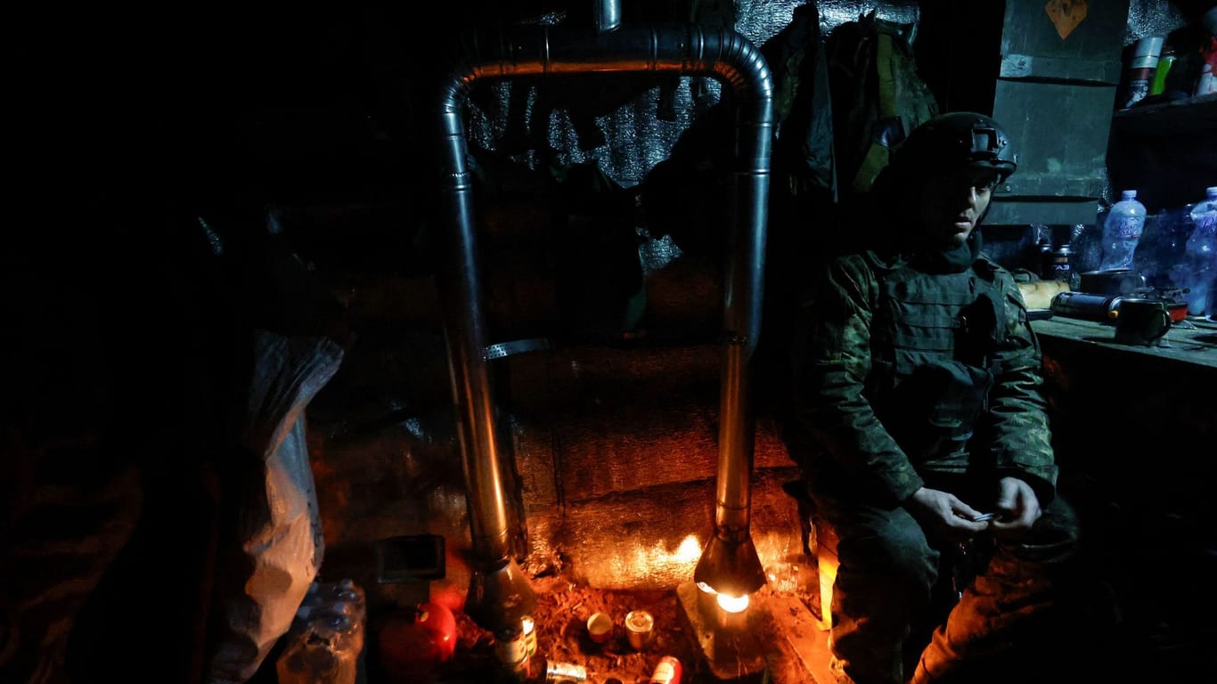 Bei klirrender Kälte hält dieser ukrainische Soldat die Stellung an der Front bei Kreminna.