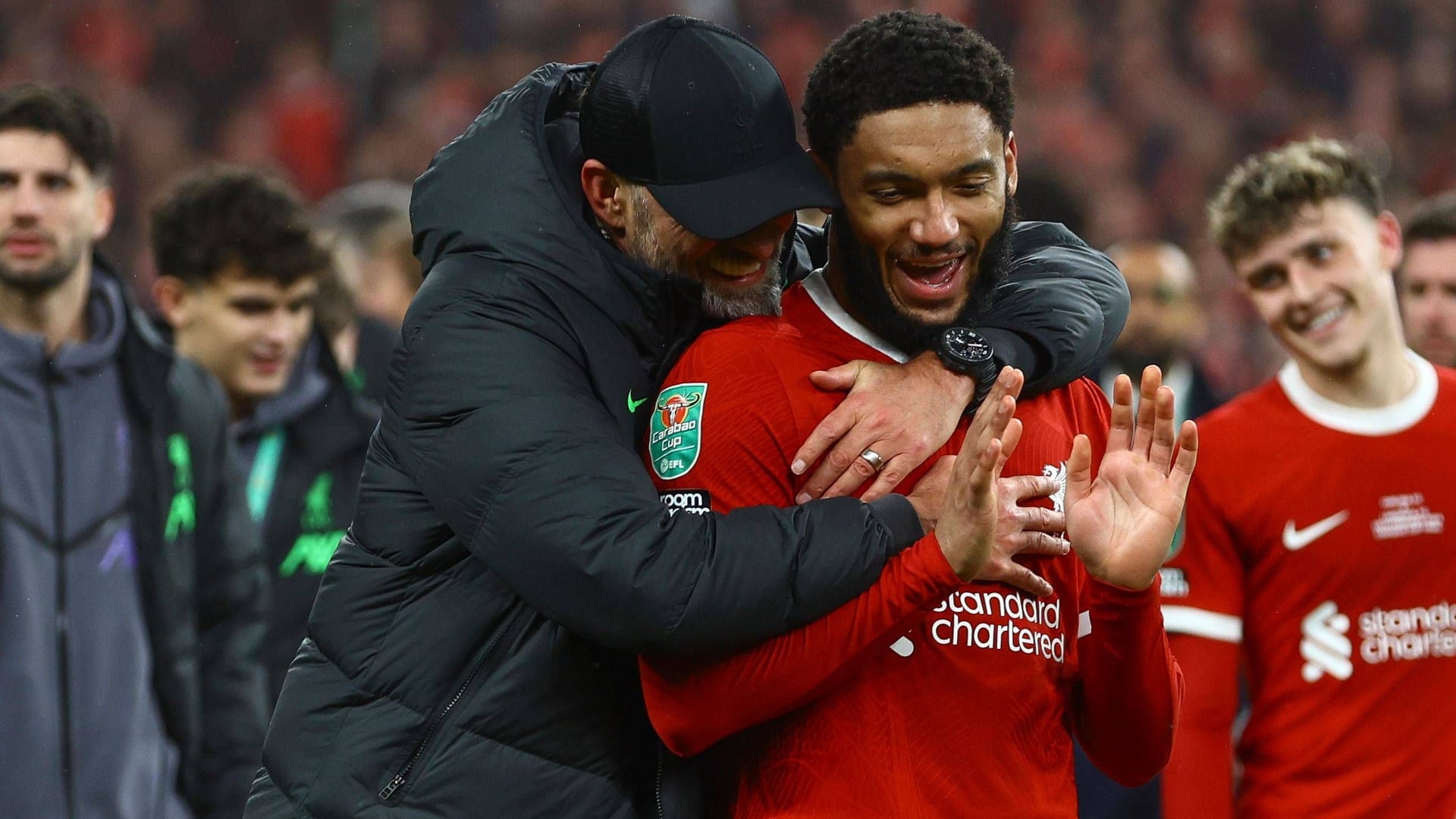 Im Carabao Cup spielte er noch rechts hinten, wenige Tage später auf der "Sechs": Joe Gomez (r., hier mit Jürgen Klopp).