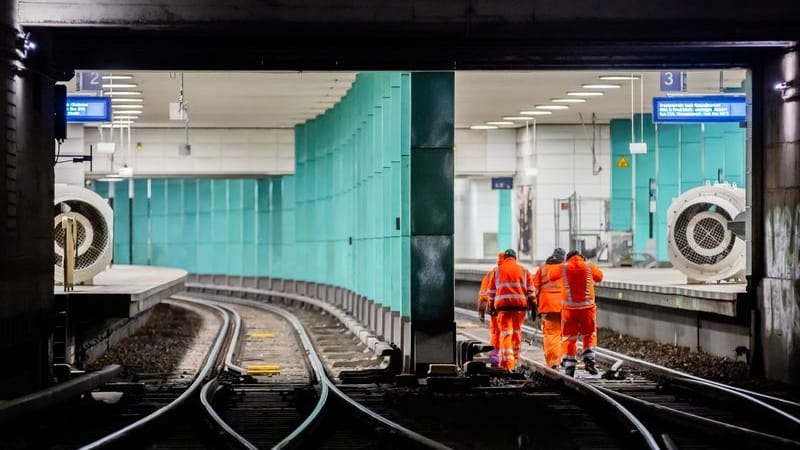 Arbeiter gehen bei einer Baustellen-Begehung des Nord-Süd-Tunnels der Berliner S-Bahn im Gleisbett: Der Nord-Süd-Tunnel der S-Bahn ist ab Freitagmorgen wieder frei. Arbeiter gehen bei einer Baustellen-Begehung des Nord-Süd-Tunnels der Berliner S-Bahn im Gleisbett: Der Nord-Süd-Tunnel der S-Bahn ist ab Freitagmorgen wieder frei.