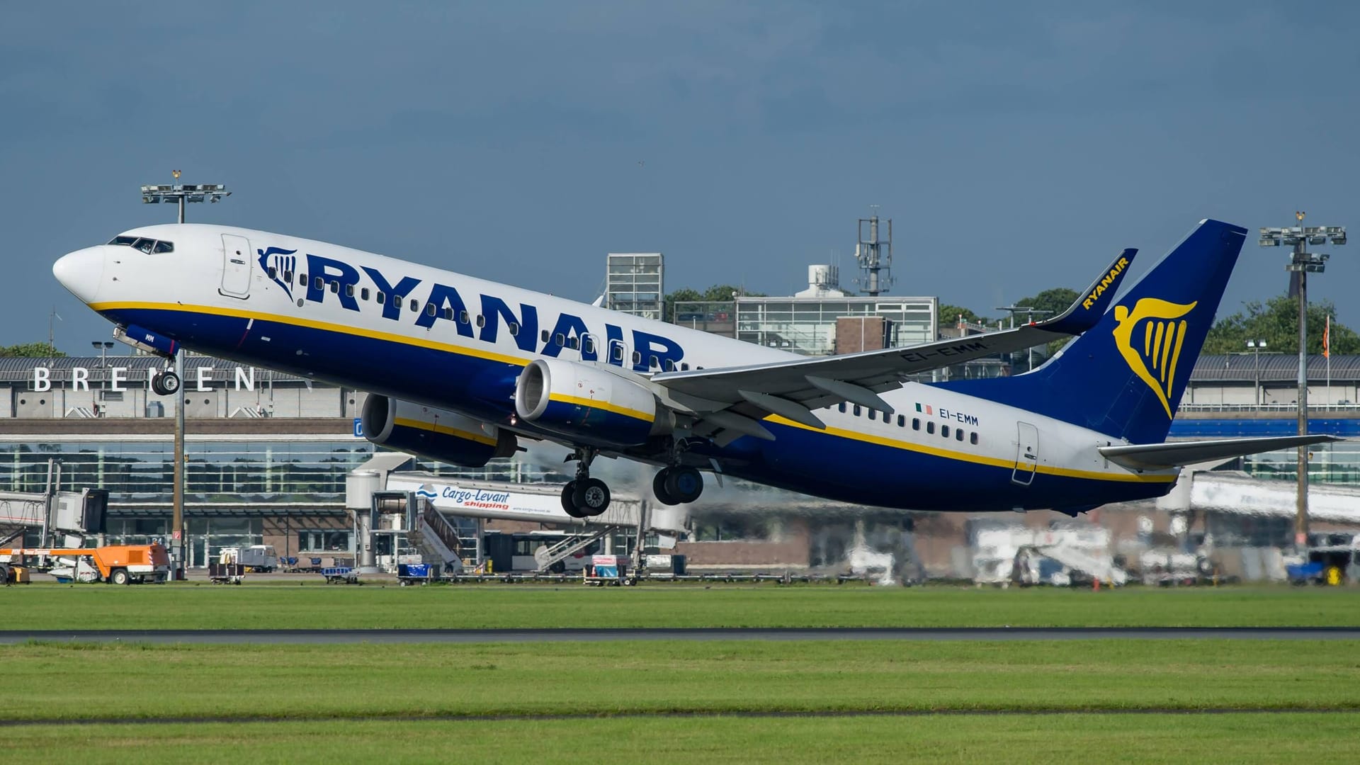 Eine Maschine von Ryanair hebt am Airport Bremen ab (Archivbild): Die irische Airline fliegt mehrere Ziele an.