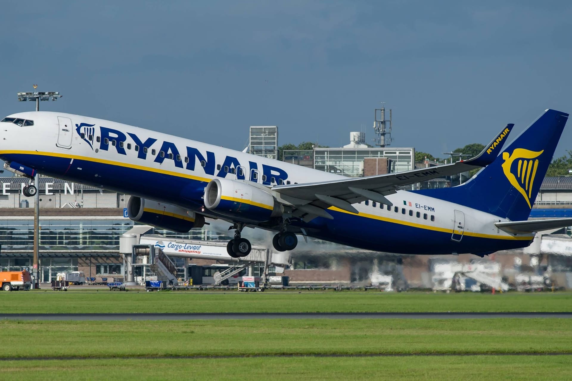 Eine Maschine von Ryanair hebt am Airport Bremen ab (Archivbild): Die irische Airline fliegt mehrere Ziele an.