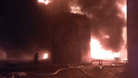 Ein brennendes Öldepot in Russland (Archivbild): Im Hafen von Feodosia soll es Explosion gegeben haben.
