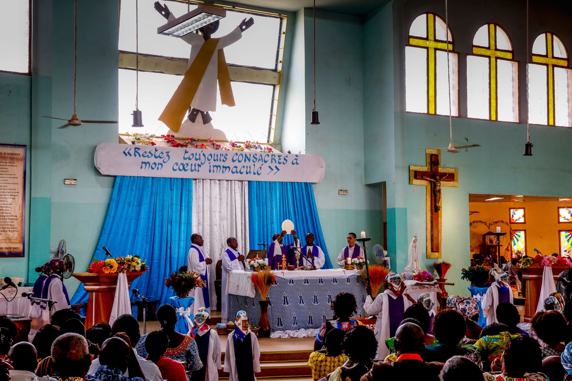 Katholischer Gottesdienst in Burkina Faso (Archivbild): Fünfzehn Gläubige wurden bei einem Anschlag getötet.