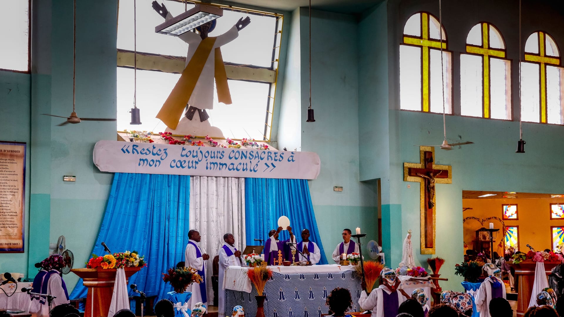 Katholischer Gottesdienst in Burkina Faso (Archivbild): Fünfzehn Gläubige wurden bei einem Anschlag getötet.