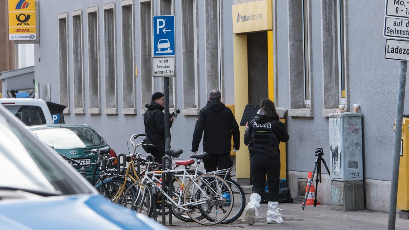 Beamte am Tatort: LKA und Kriminalpolizei sicherten Spuren.