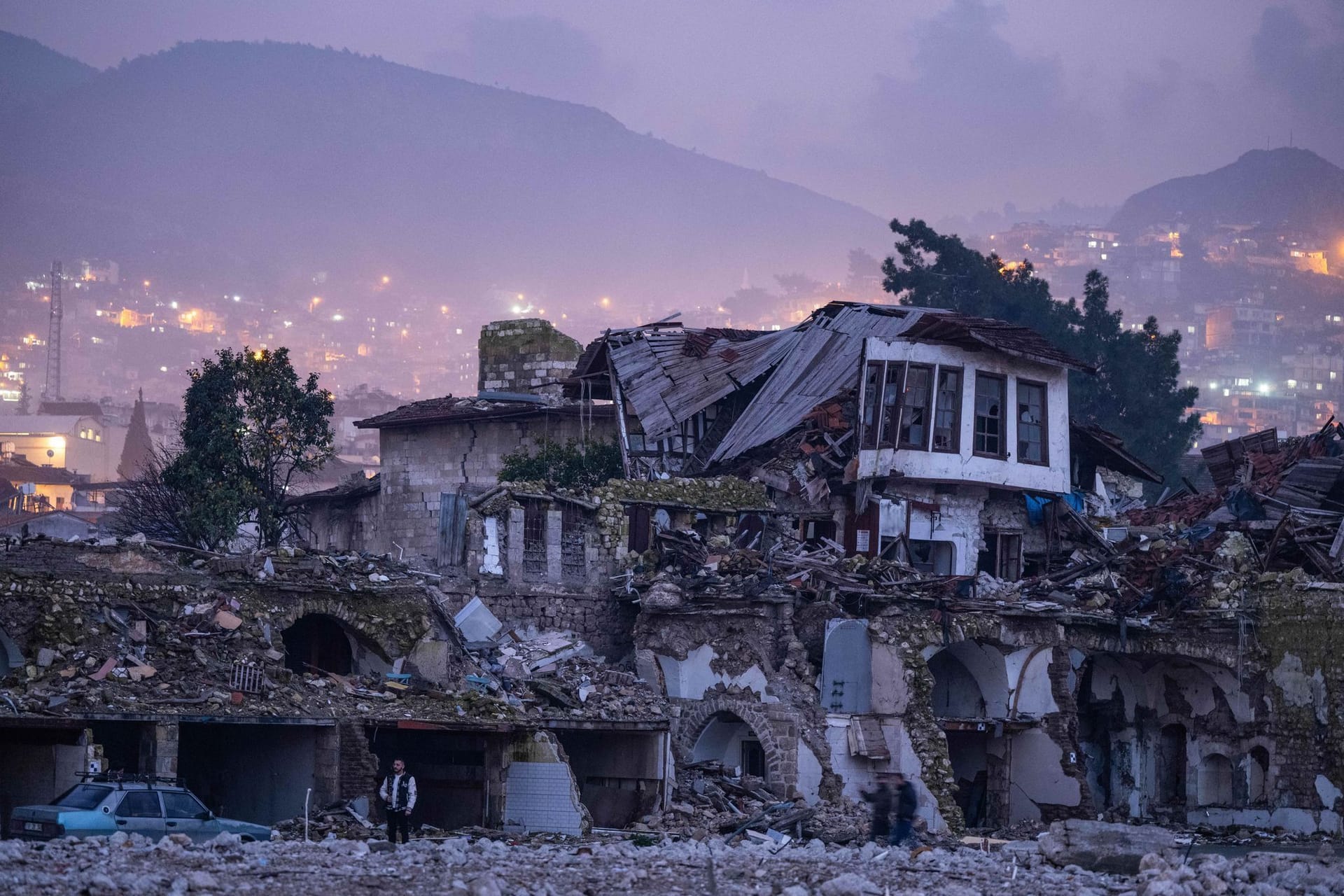 Wie hier in Antakya sind viele Häuser immer noch zerstört.