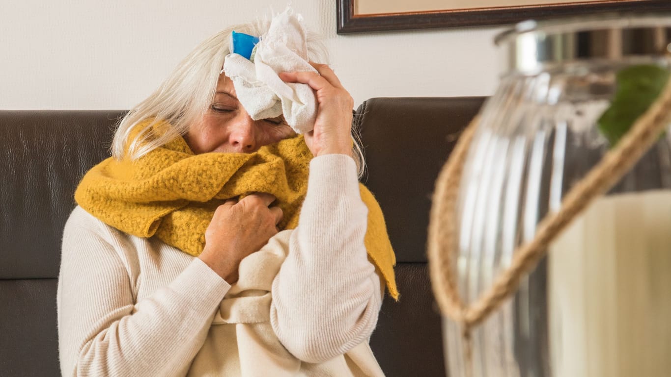 Krank auf der Couch: Die Grippewelle in Deutschland geht weiter.