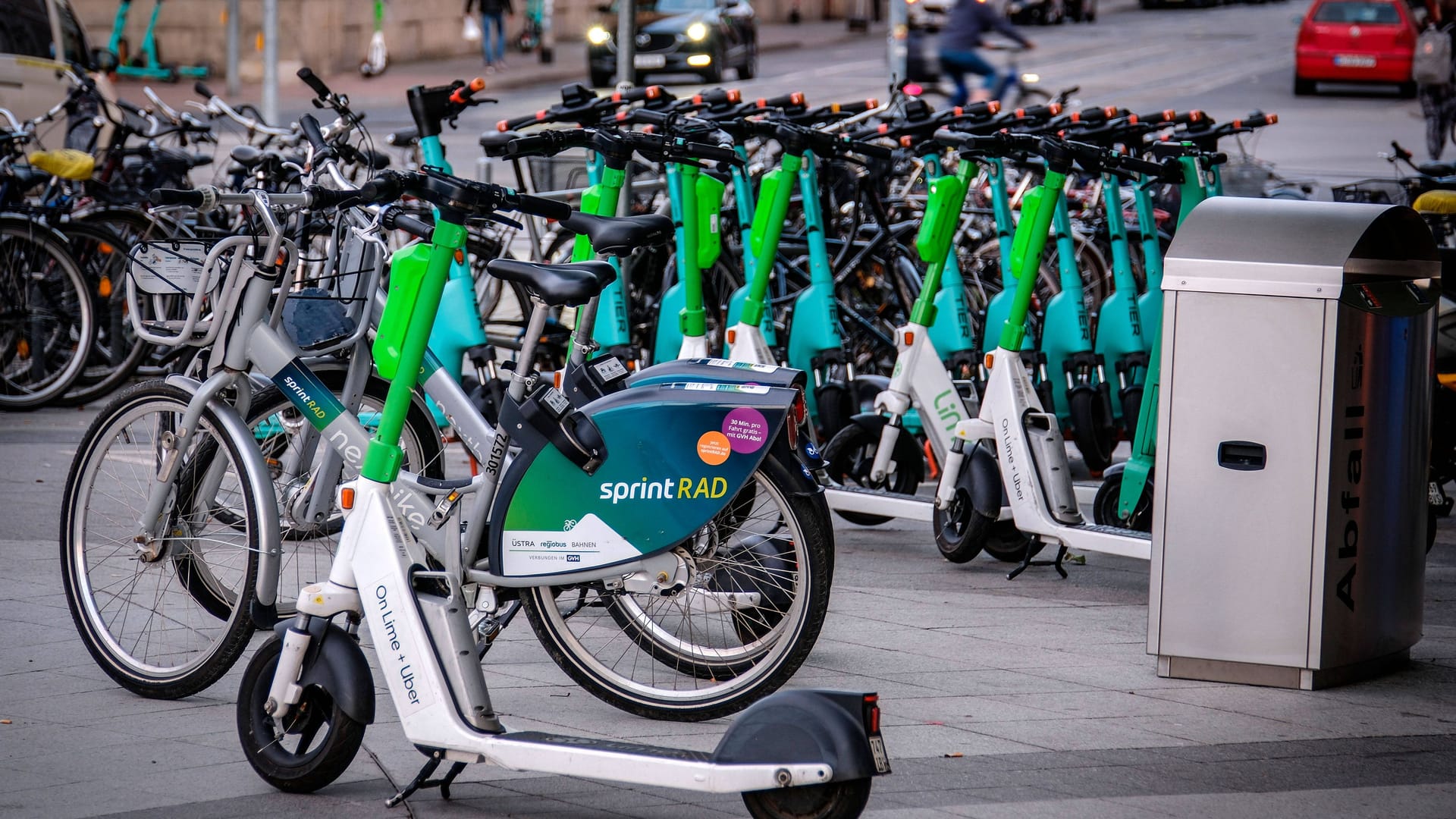 E-Scooter und Sprinträder: In Hannover bieten mehrere Anbieter Scooter zum Ausleihen an.