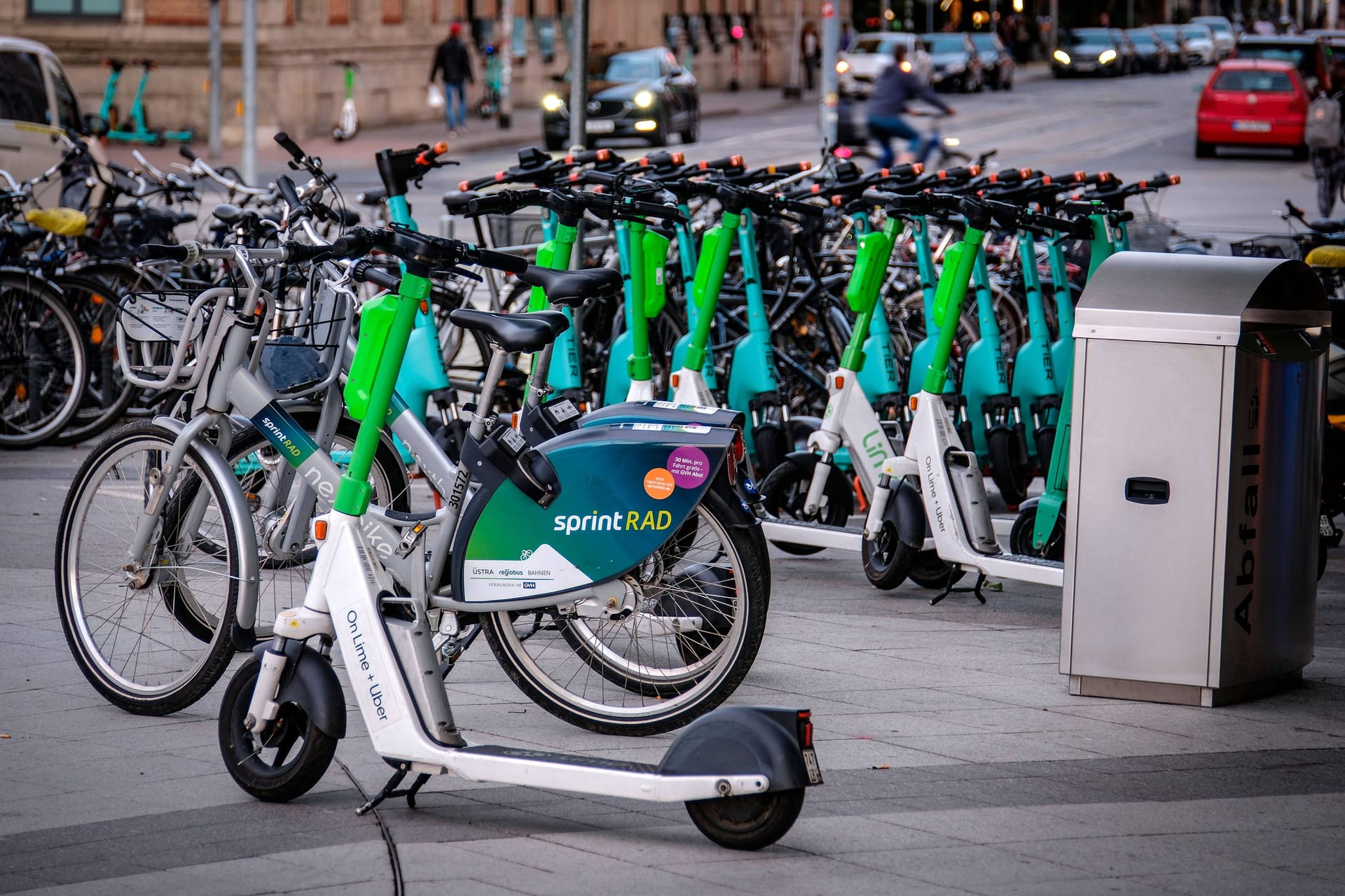 E-Scooter und Sprinträder: In Hannover bieten mehrere Anbieter Scooter zum Ausleihen an.