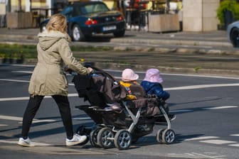Familie Kind Baby Mutter Kinder Spaziergang Freizeit Alterspyramide Rentenloch Nachwuchs Generationenkonflikt Kinderwagen Kindergeld Sozialversicherungssystem