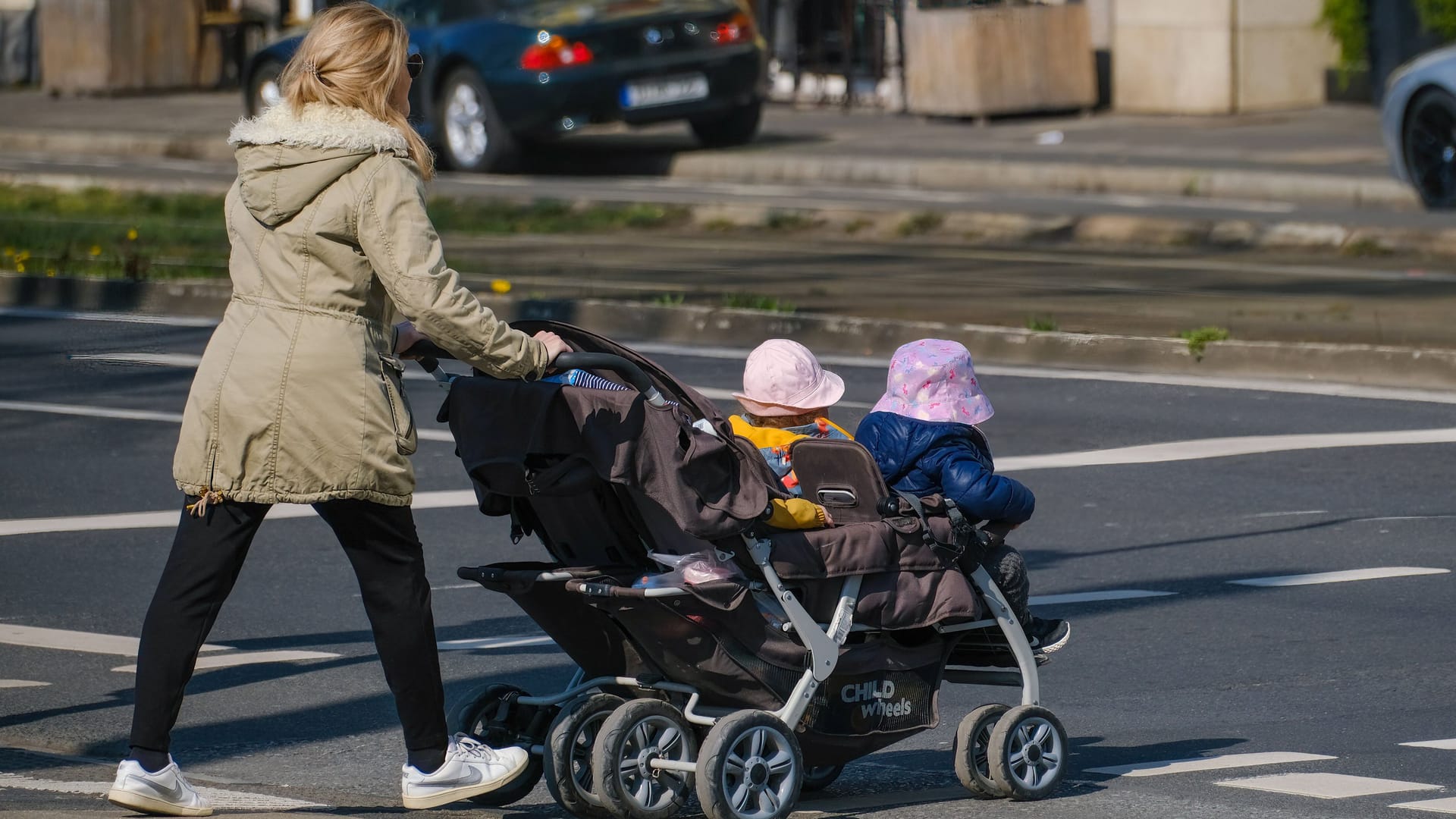 Familie Kind Baby Mutter Kinder Spaziergang Freizeit Alterspyramide Rentenloch Nachwuchs Generationenkonflikt Kinderwagen Kindergeld Sozialversicherungssystem