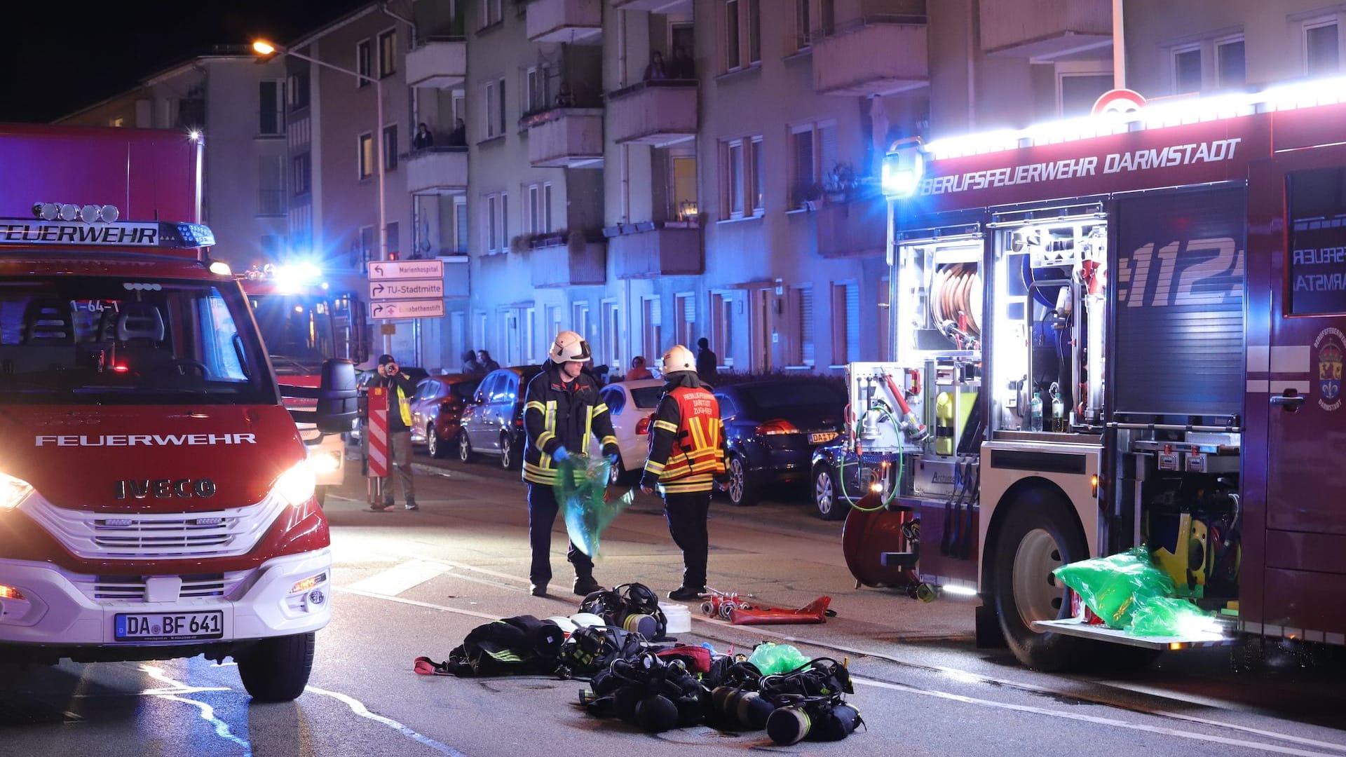 Am Abend kam es gegen 22:30 Uhr zu einem Wohnungsvollbrand in der Darmstädter Heinrichstraße.Beim Eintreffen der Feuerwehr stand die Wohnung im Erdgeschoss bereits in Vollbrand.Mehrere Anwohner standen bereits auf dem Bürgersteig vor dem Mehrfamilienhaus, eine Person im dritten Obergeschoss auf dem Balkon. Da der Rauch das Treppenhaus und somit den Fluchtweg abschnitt, konnte der Bewohner die Wohnung nicht mehr eigenständig verlassen.Er wurde umgehend mittels Drehleiter der Feuerwehr gerettet.Ein Löschtrupp unter Atemschutz ging in die Brandwohnung vor um den Brand zu bekämpfen.Wie uns Einsatzleiter der Berufsfeuerwehr Darmstadt,Tobias Steinmeyer mitteilte, fand der Löschtrupp den Bewohner der Brandwohnung leblos auf und brachte Ihn nach draußen. Am Abend kam es gegen 22:30 Uhr zu einem Wohnungsvollbrand in der Darmstädter Heinrichstraße.Beim Eintreffen der Feuerwehr stand die Wohnung im Erdgeschoss bereits in Vollbrand.Mehrere Anwohner standen bereits auf dem Bürgersteig vor dem Mehrfamilienhaus, eine Person im dritten Obergeschoss auf dem Balkon. Da der Rauch das Treppenhaus und somit den Fluchtweg abschnitt, konnte der Bewohner die Wohnung nicht mehr eigenständig verlassen.Er wurde umgehend mittels Drehleiter der Feuerwehr gerettet.Ein Löschtrupp unter Atemschutz ging in die Brandwohnung vor um den Brand zu bekämpfen.Wie uns Einsatzleiter der Berufsfeuerwehr Darmstadt,Tobias Steinmeyer mitteilte, fand der Löschtrupp den Bewohner der Brandwohnung leblos auf und brachte Ihn nach draußen.