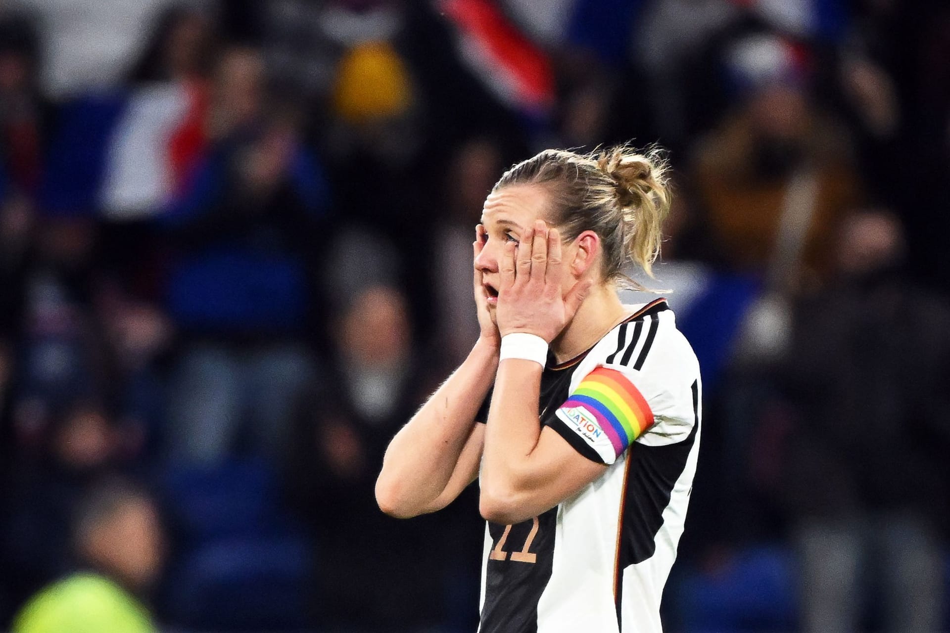 Die DFB-Frauen haben lange gebraucht, um gegen Frankreich ins Spiel zu finden. Patzer und misslungene Kommunikation bestimmten vor allem die erste Hälfte. Danach wurde es zwar besser. Dennoch zeigten einige Stars eine erschreckende Vorstellung. Die Einzelkritik.