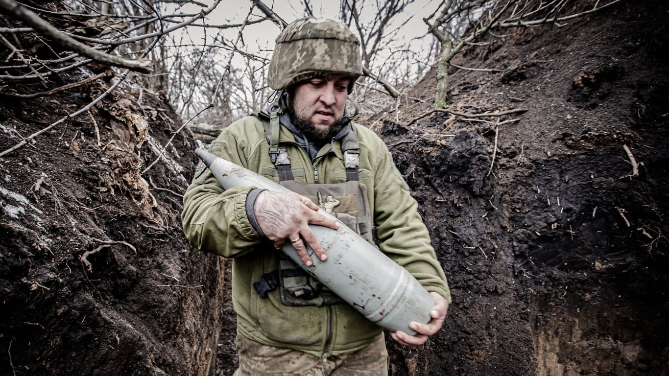 Ein ukrainischer Soldat mit einer Granate (Archivbild): Der Mangel an Munition könnte sich bald erheblich ausweiten, so ein US-Bericht.