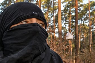 Aktivist bei einer Waldbesetzung in Grünheide: Der Protest richtet sich gegen die Ausweitung einer Teslafabrik.