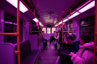 Berlin: Ein Künstler ließ eine U-Bahn lila leuchten. Jetzt drohen ihm Konsequenzen.