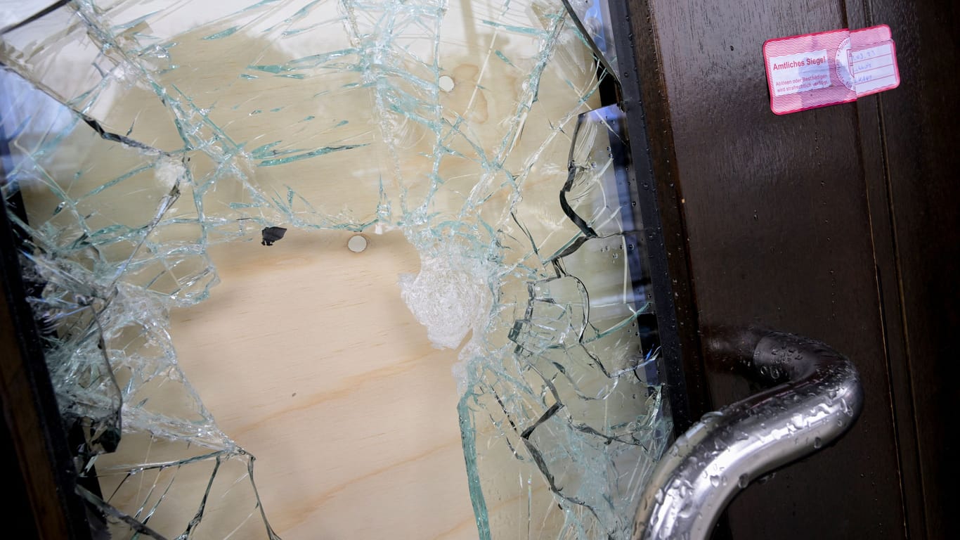 Eine Tür mit zerbrochener Tür ist von der Polizei versiegelt worden (Archivbild): Durch das Glas sah die USE Philipp F. kurz bevor er sich das Leben nahm.