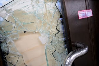Eine Tür mit zerbrochener Tür ist von der Polizei versiegelt worden (Archivbild): Durch das Glas sah die USE Philipp F. kurz bevor er sich das Leben nahm.
