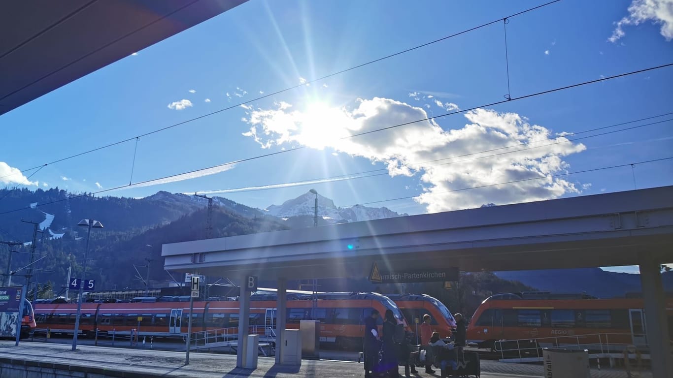 Umsteigen in Garmisch-Partenkirchen: Die Sonne scheint, es ist warm, an den Bergen nur traurige Restpisten.