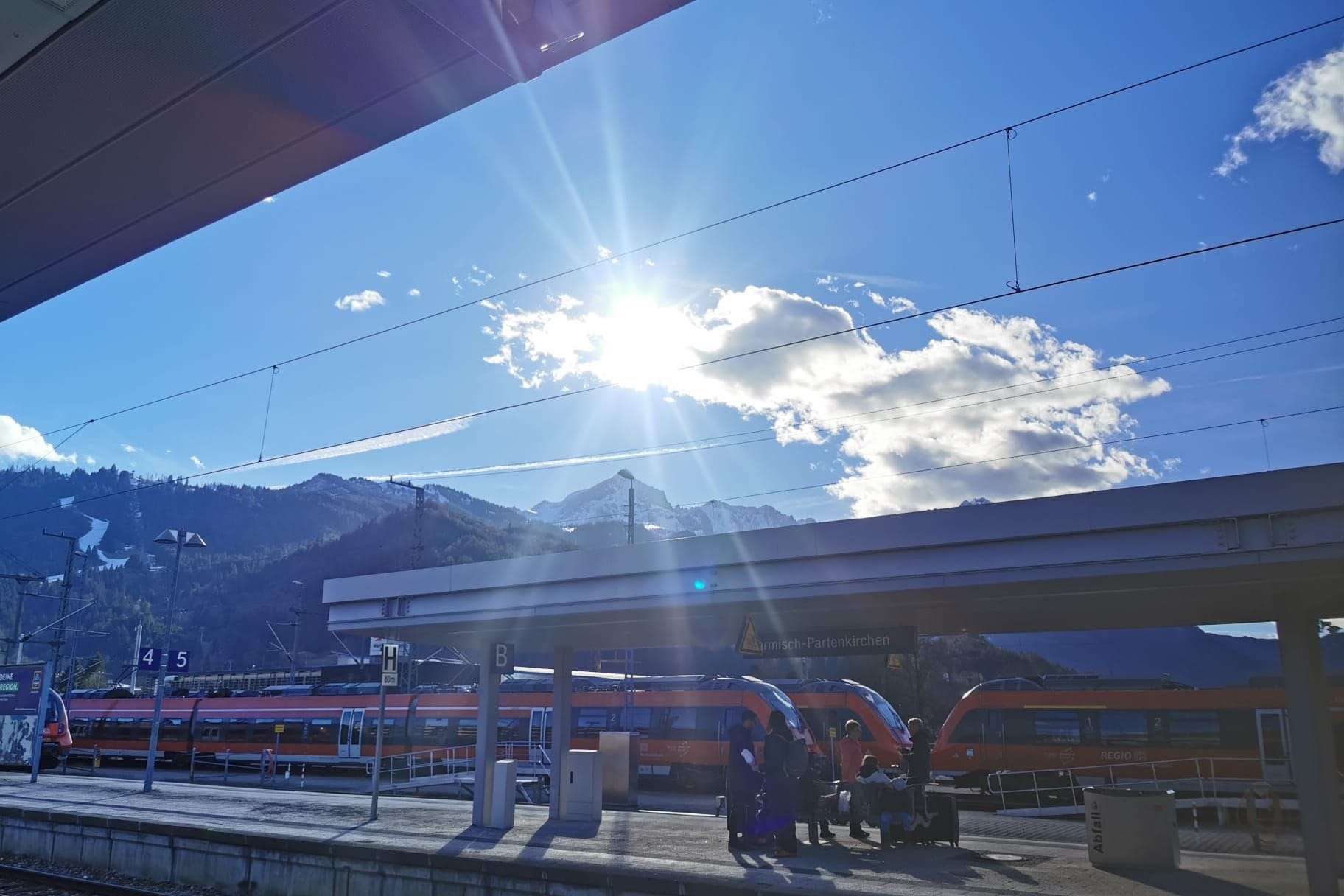 Umsteigen in Garmisch-Partenkirchen: Die Sonne scheint, es ist warm, an den Bergen nur traurige Restpisten.