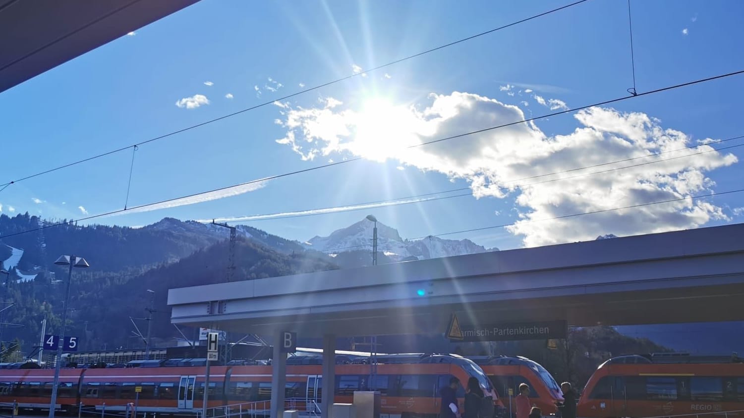 Umsteigen in Garmisch-Partenkirchen: Die Sonne scheint, es ist warm, an den Bergen nur traurige Restpisten.