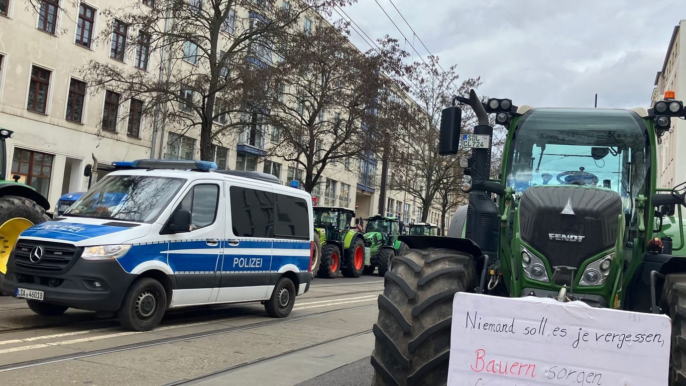 Ein Polizeifahrzeug neben Traktoren in Magdeburg: Ein Bauernprotest bei einer Grünenveransltung eskalierte.