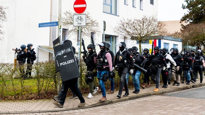 Polizisten einer Spezialeinheit: Die Lage war zunächst unübersichtlich.