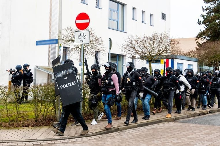 Polizisten einer Spezialeinheit: Die Lage war zunächst unübersichtlich.