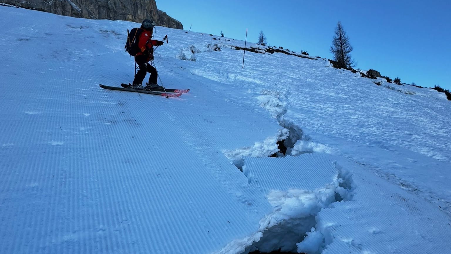 Ein großer Riss durchzieht eine Piste in der Schweiz nach einem warmen Januar. Ein großer Riss durchzieht eine Piste in der Schweiz nach einem warmen Januar.