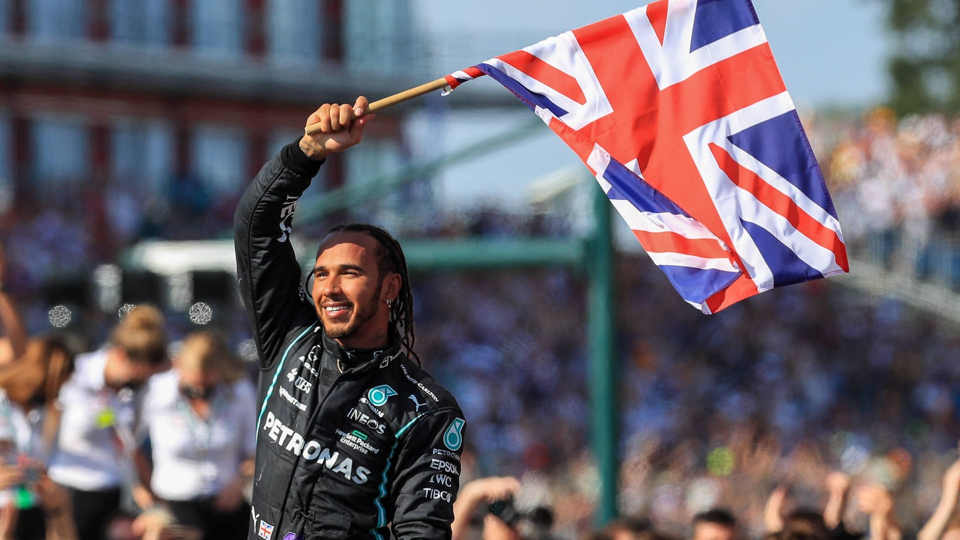 Lewis Hamilton mit der britischen Flagge in Silverstone 2021: Auch in den kommenden Jahren wird die Formel 1 in England fahren.