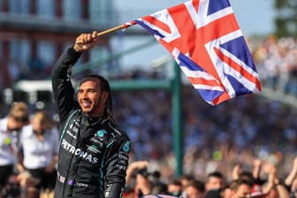 Lewis Hamilton mit der britischen Flagge in Silverstone 2021: Auch in den kommenden Jahren wird die Formel 1 in England fahren.