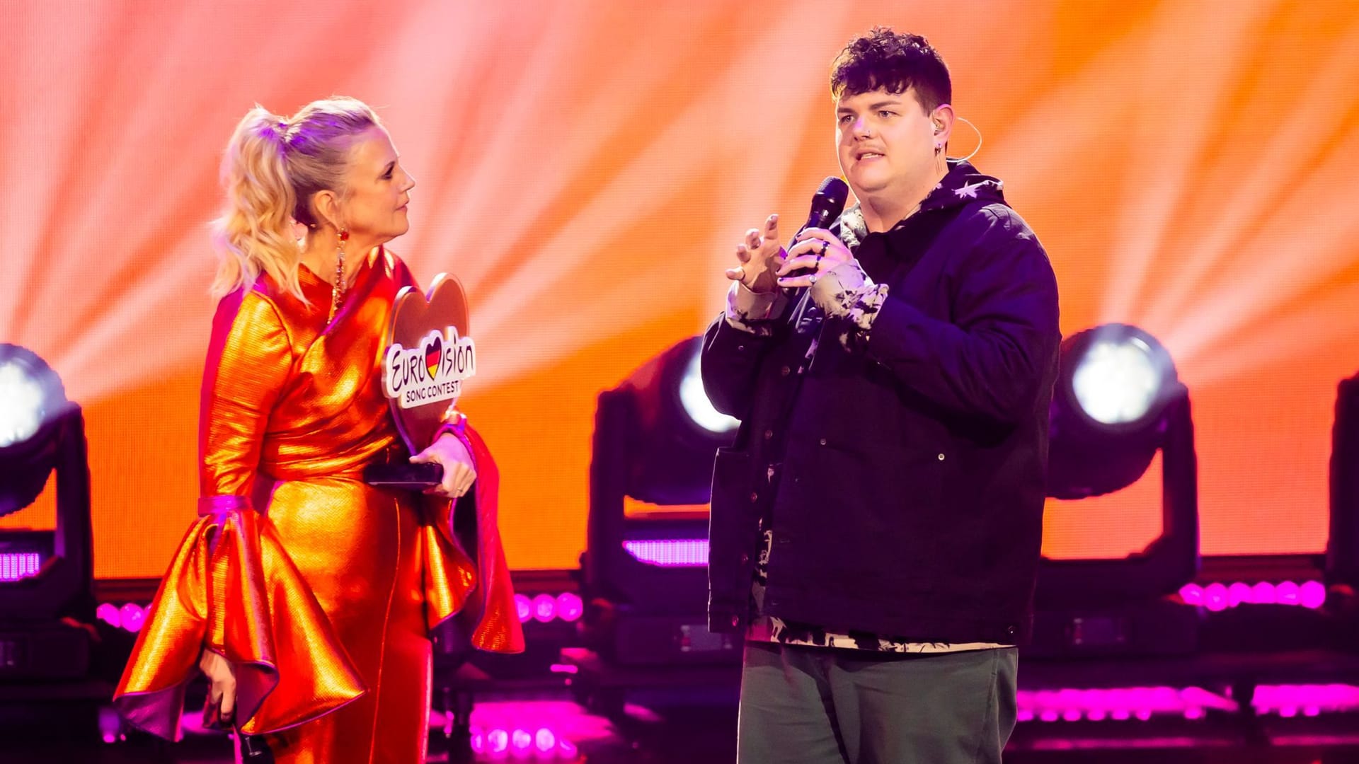 Barbara Schöneberger und Isaak beim ESC-VorentscheidBarbara Schöneberger und Isaak beim ESC-Vorentscheid