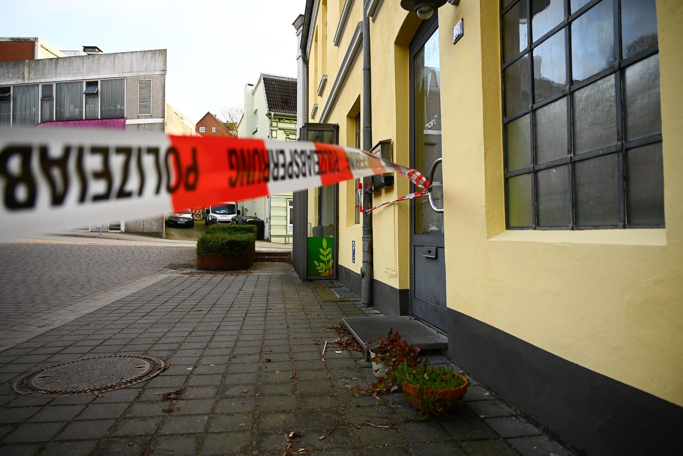 Absperrband der Polizei flattert vor der Geschäftsstelle der Grünen in Flensburg. Im gleichen Gebäude befindet sich auch das Wahlkreisbüro von Bundeswirtschaftsminister Robert Habeck.