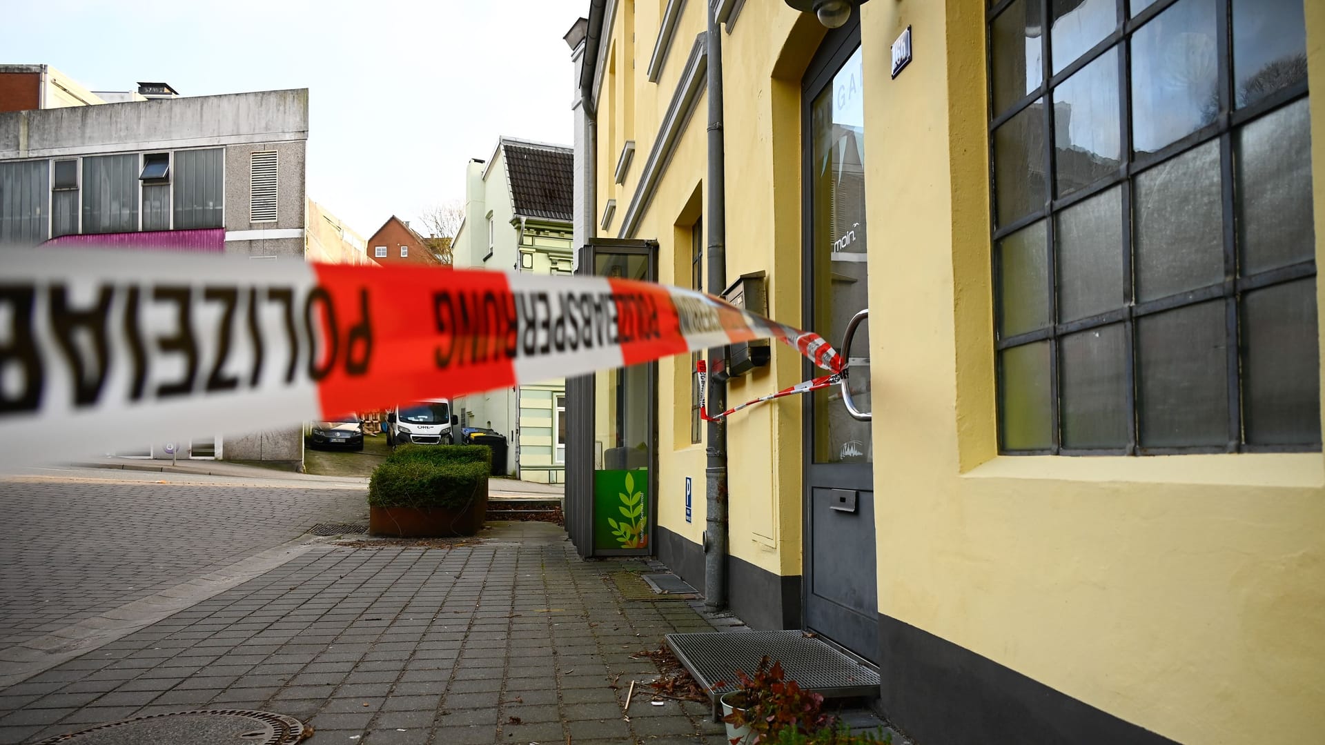 Absperrband der Polizei flattert vor der Geschäftsstelle der Grünen in Flensburg. Im gleichen Gebäude befindet sich auch das Wahlkreisbüro von Bundeswirtschaftsminister Robert Habeck.