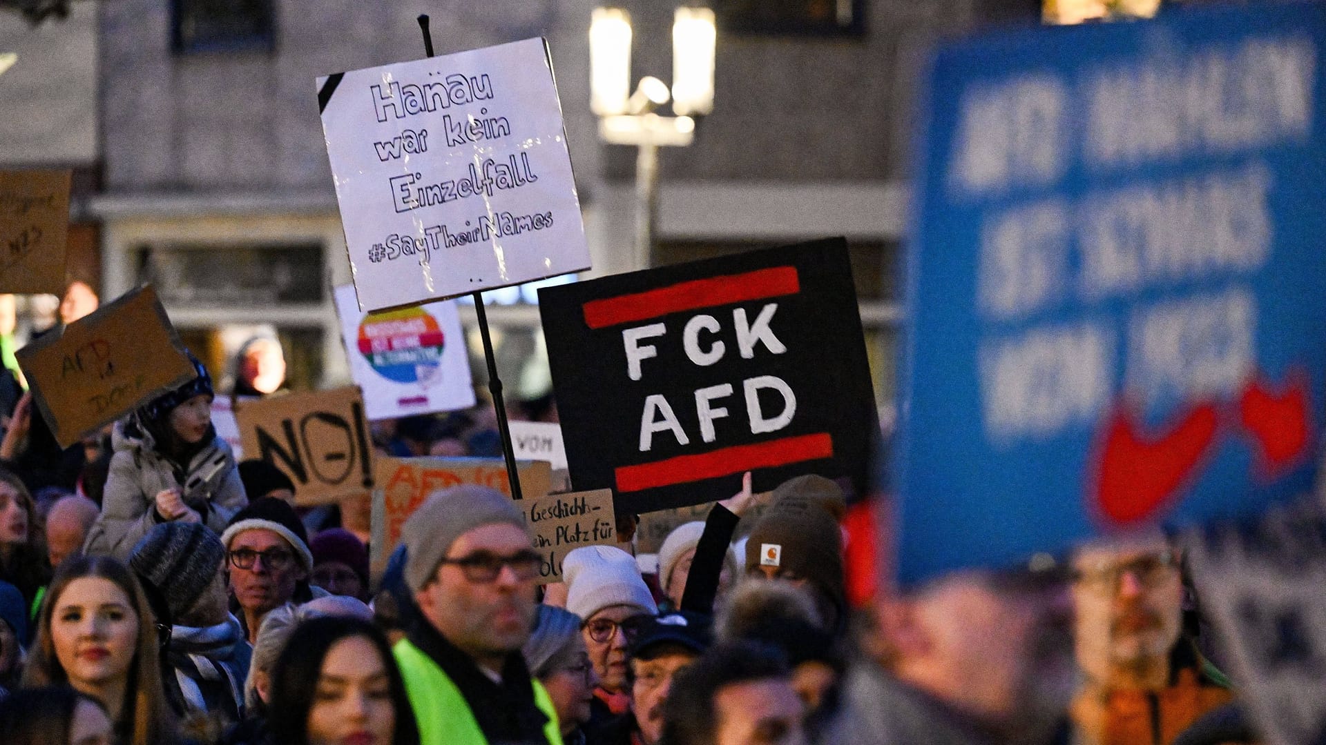 Demonstration gegen rechts: In zahlreichen deutschen Orten wollen am Wochenende wieder Menschen auf die Straßen gehen.