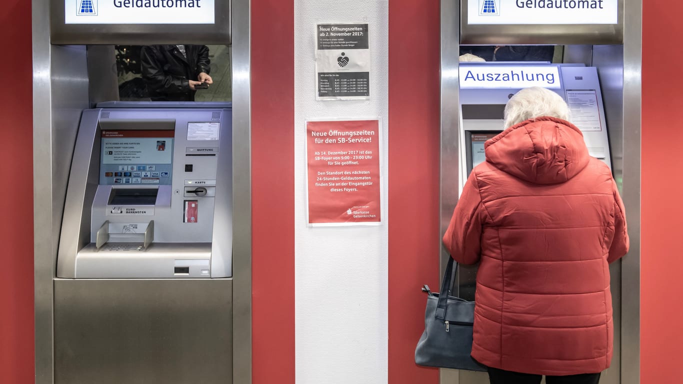Rentnerin vor einem Geldautomaten: Könnte es im Sommer doch keine Rentenerhöhung geben?