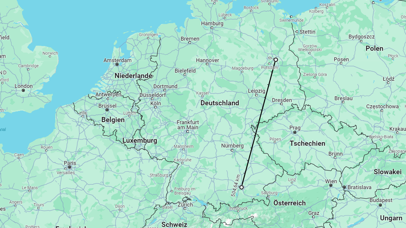Entfernungen messen mit Google Maps: Vom Berliner Alexanderplatz bis zum Marienplatz in München liegen 504,69 Kilometer Luftlinie.