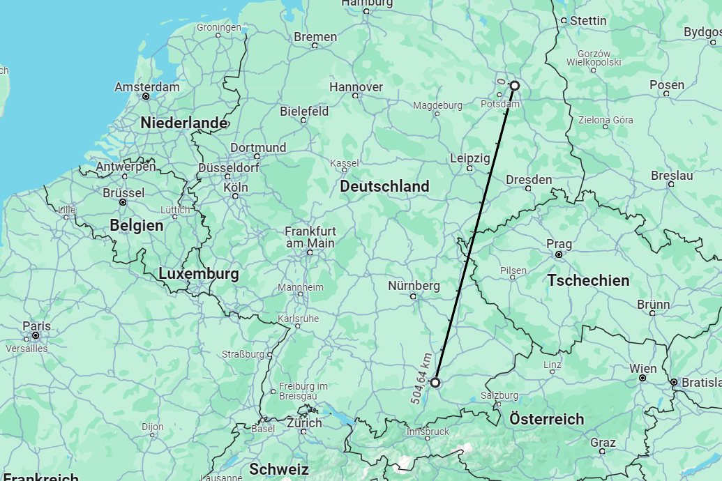 Entfernungen messen mit Google Maps: Vom Berliner Alexanderplatz bis zum Marienplatz in München liegen 504,69 Kilometer Luftlinie.