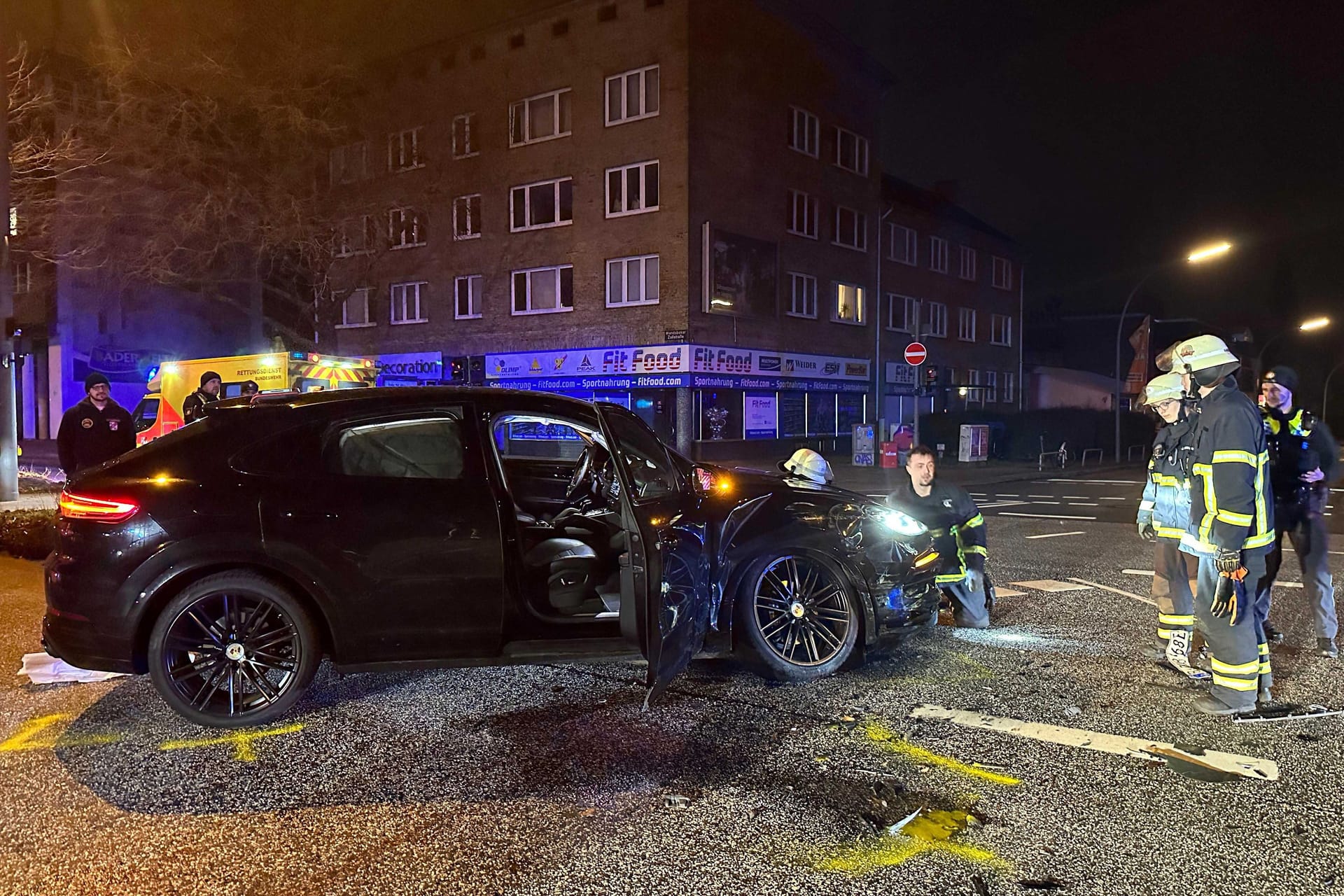 Der Porsche wurde bei dem Unfall massiv beschädigt.