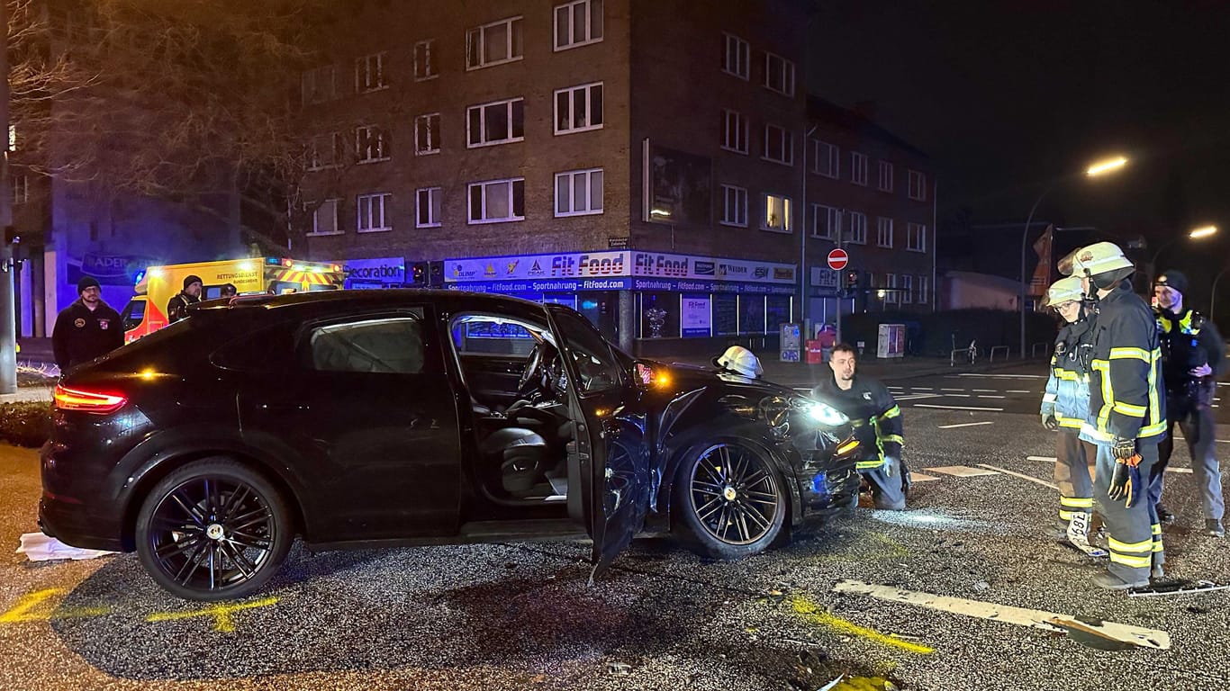 Der Porsche wurde bei dem Unfall massiv beschädigt.