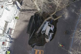 Loch mitten in der Straße: In Neapel stürzten zwei Autos in die Tiefe.