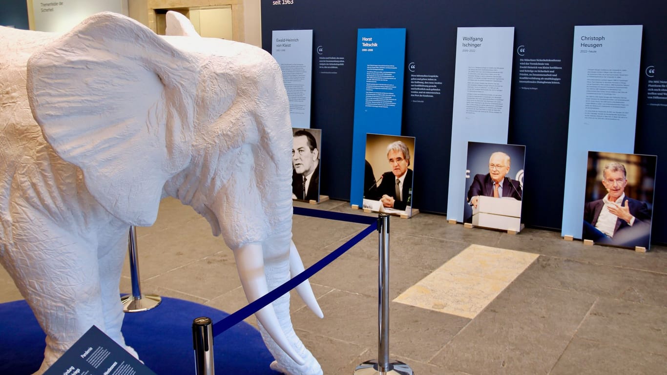 Ein weißer Elefant mitten im Amerikahaus: Symbolisch steht er für ein Problem, das jeder sieht, aber keiner ansprechen will.