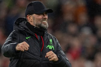 Jürgen Klopp feiert den Sieg im Pokal: Der Trainer des FC Liverpool hatte nach dem Spiel gute Laune.