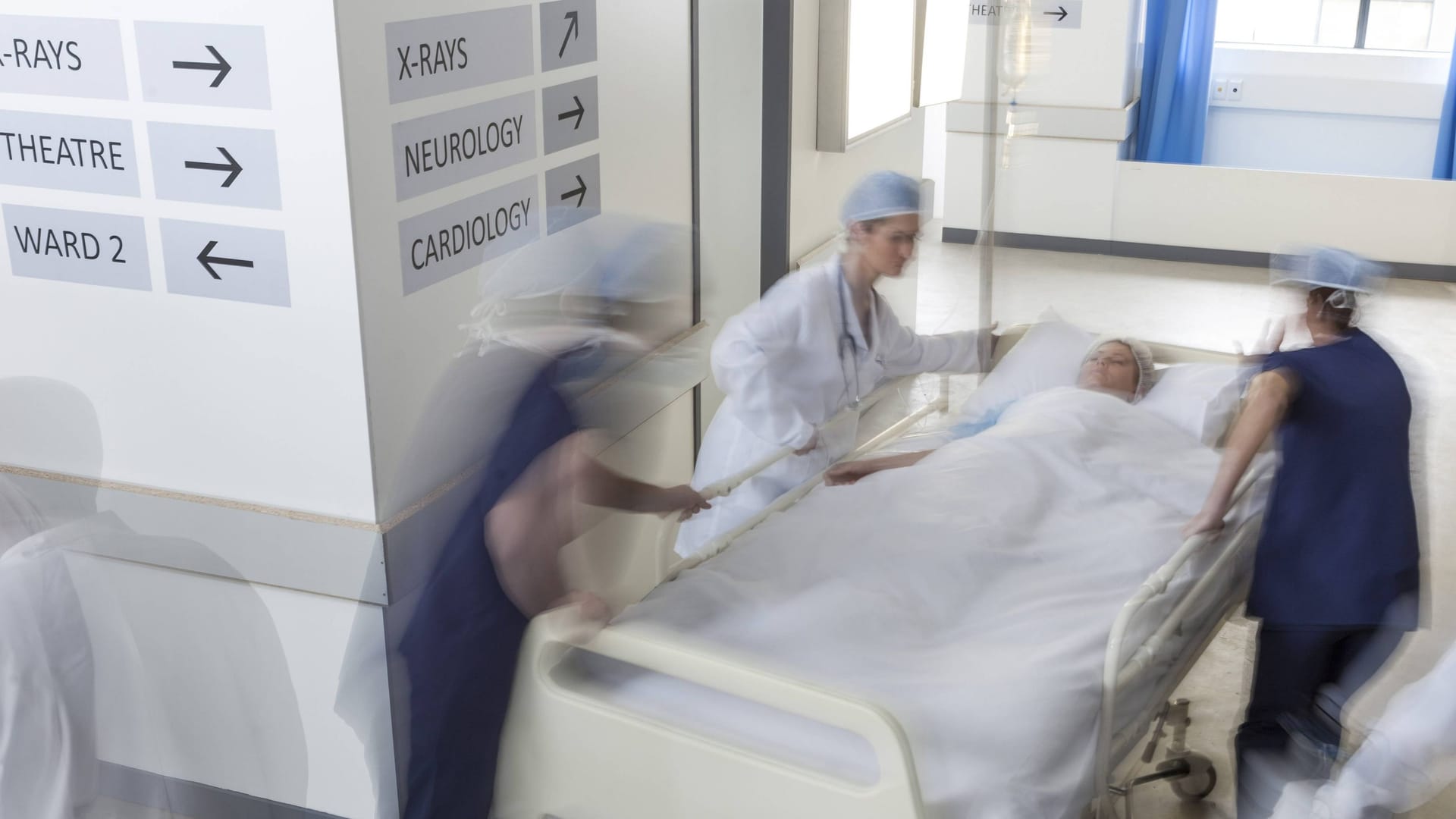 Ärzte und Pflegepersonal mit Patientin (Symbolbild): Laut Aussage des Krankenhauses waren keine Vitalfunktionen bei der Patientin mehr zuerkennen gewesen.