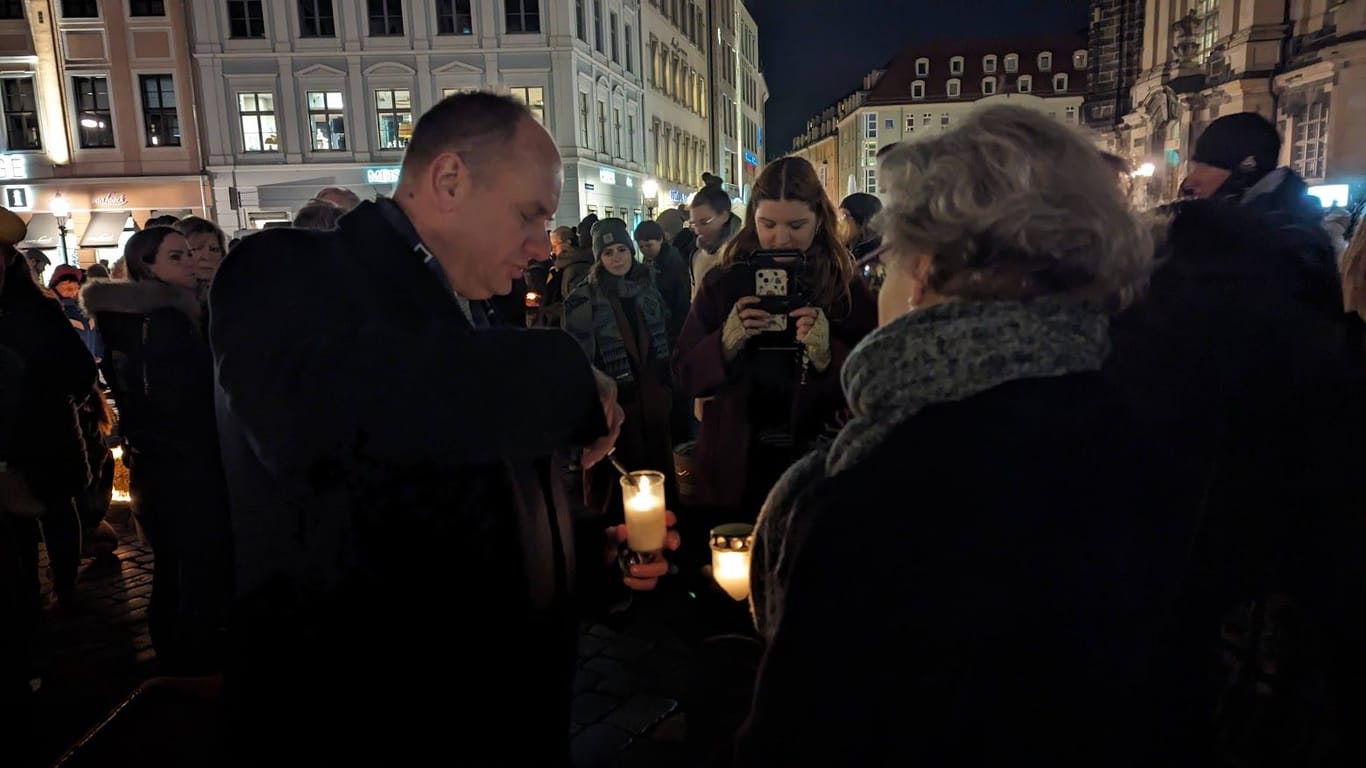 Stilles Kontrastprogramm auf dem Neumarkt: Gegen 18.20 Uhr zündet Oberbürgermeister Dirk Hilbert eine Kerze.