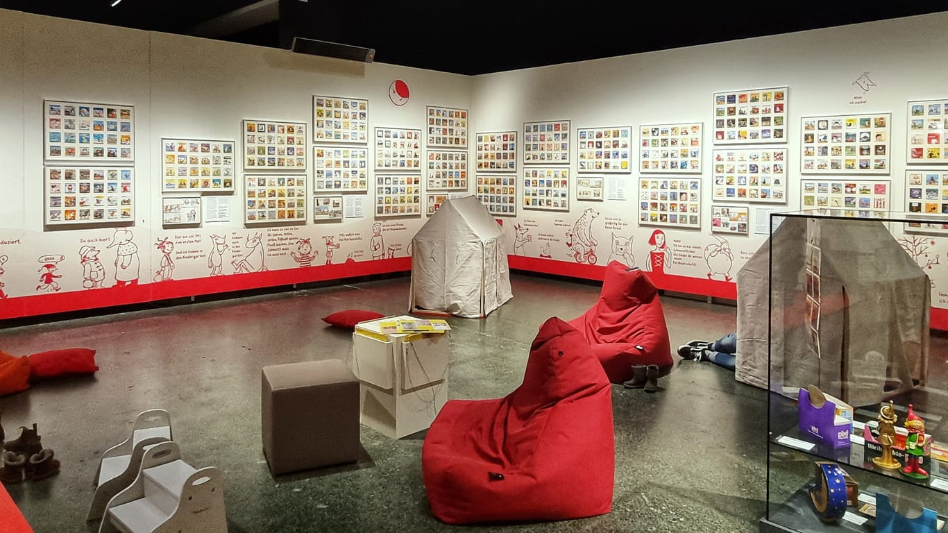 Ein Blick auf die Pixi-Ausstellung in Hamburg: Kinder können sich mit den Büchern in kleine Zelte zurückziehen.