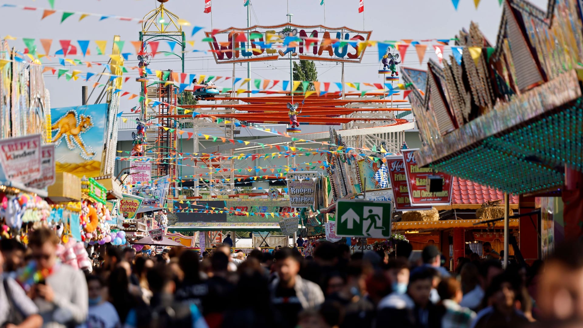 Besucher und die Achterbahn Wilde Maus auf der Deutzer Kirmes (Archivbild): Lange war unklar, wer der neue Veranstalter wird.