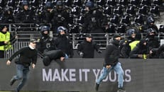 Fans im Stadion-Innenraum: Eintracht droht Strafe