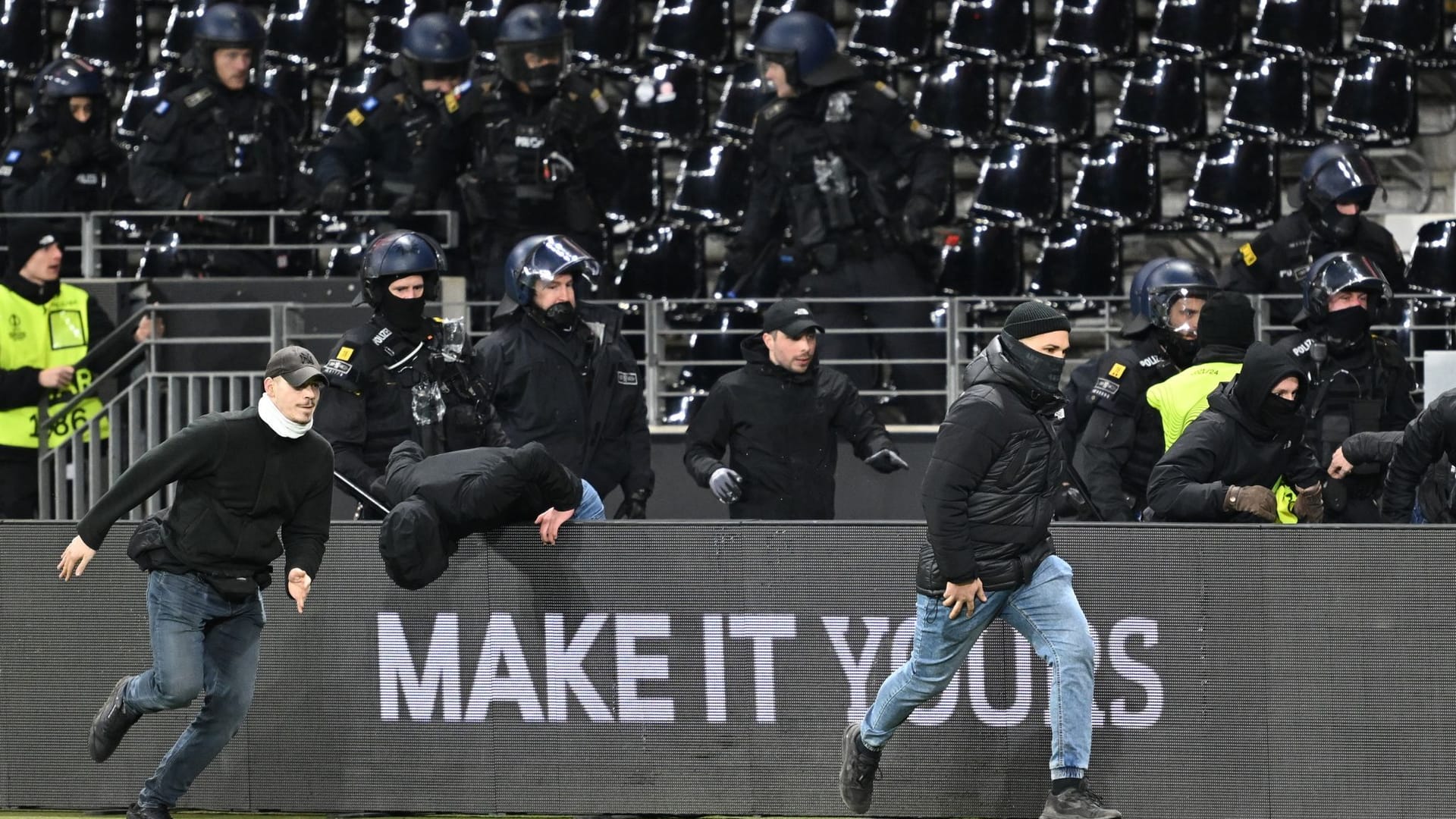 Fans im Stadion-Innenraum